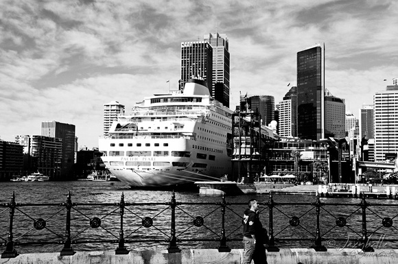 120803 Sydney Harbour & PNO Pacific Pearl B&W