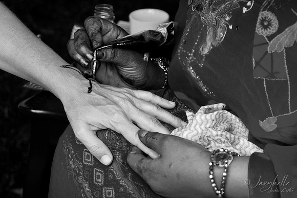 110626 Sudanese woman shares her culture through henna tattoos B&W