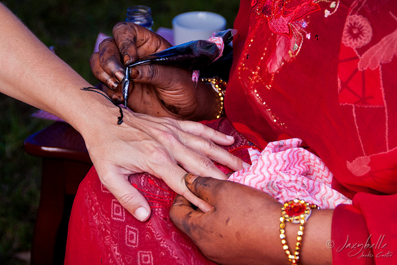 110626 Sudanese woman shares her culture through henna tattoos