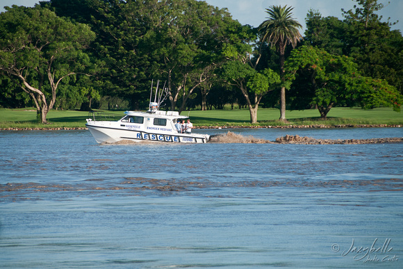 13.1.2011 Brisbane river Rescue boat cruises the river