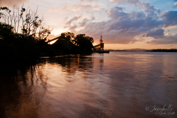 14.1.2011 Brisbane River at sunset after a long day of cleaning up while the river recedes.jpg