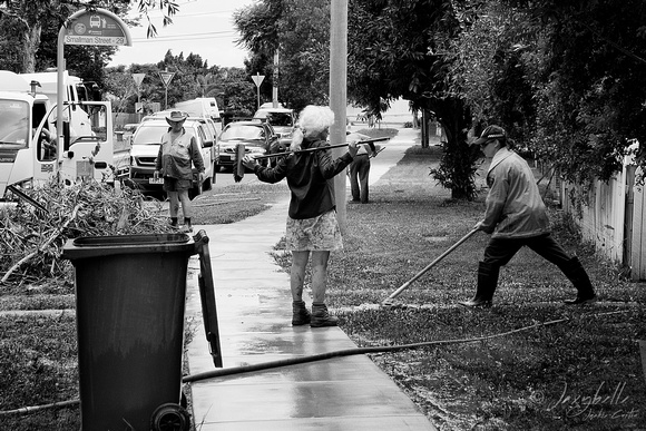 14.1.2011  Resident on Smallman St Bulimba has been cleaning neighbouring houses as well as her own.